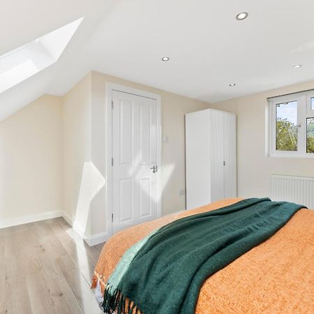 Stylish Wembley Gem - Parking -Sleeps 14 London Exterior photo
