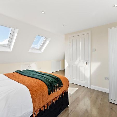 Stylish Wembley Gem - Parking -Sleeps 14 London Exterior photo