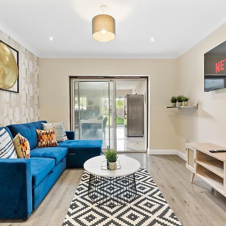 Stylish Wembley Gem - Parking -Sleeps 14 London Exterior photo