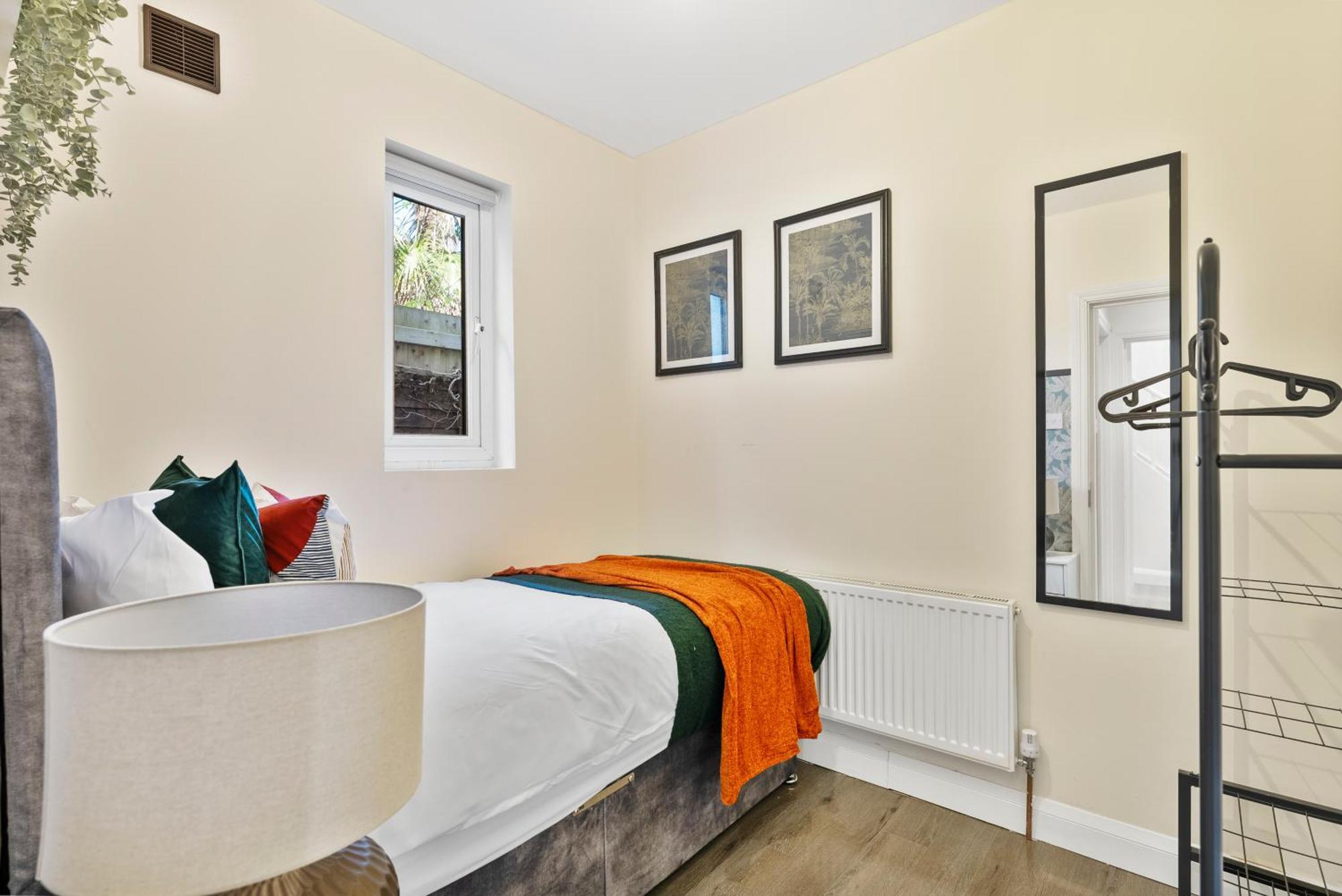 Stylish Wembley Gem - Parking -Sleeps 14 London Exterior photo