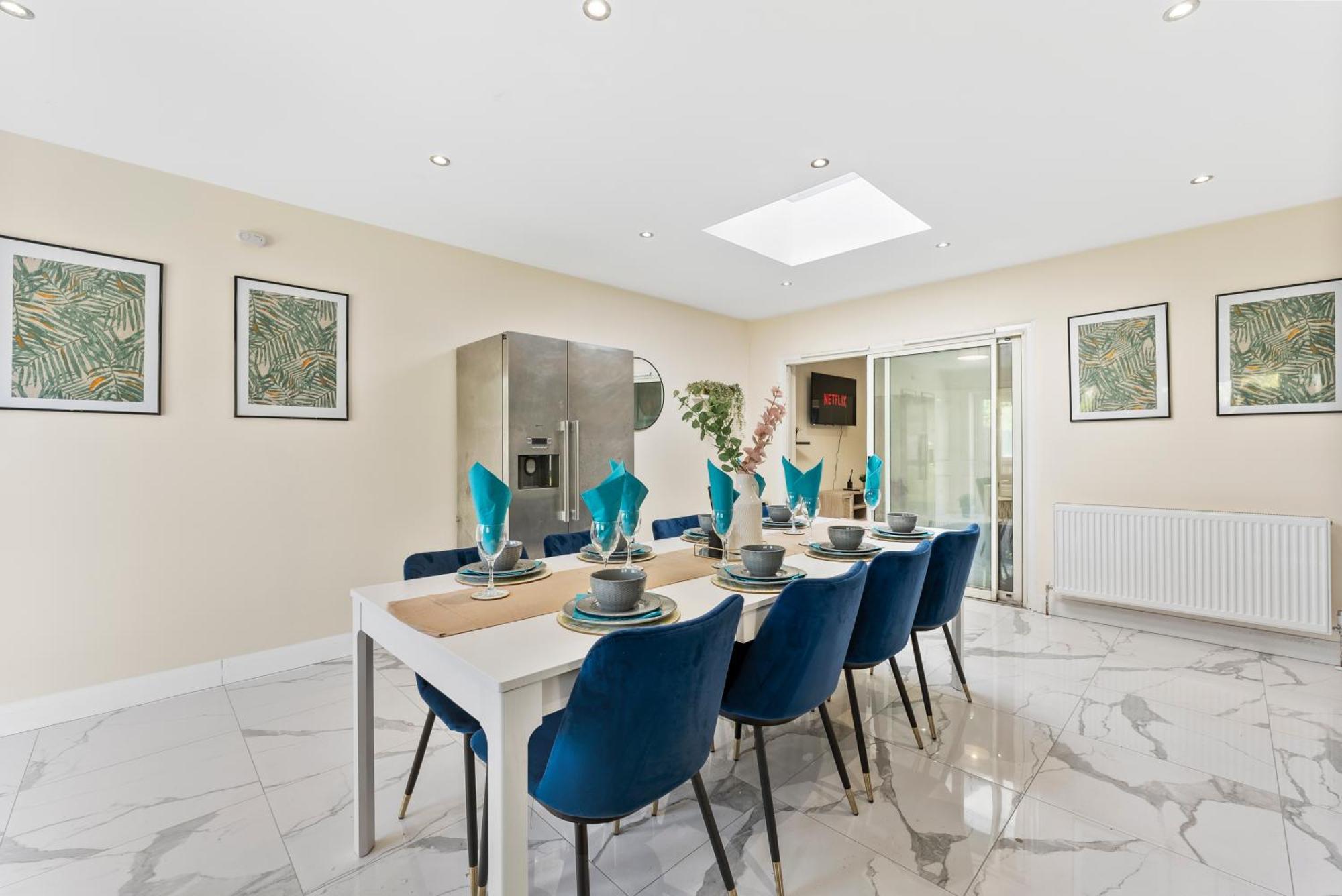 Stylish Wembley Gem - Parking -Sleeps 14 London Exterior photo