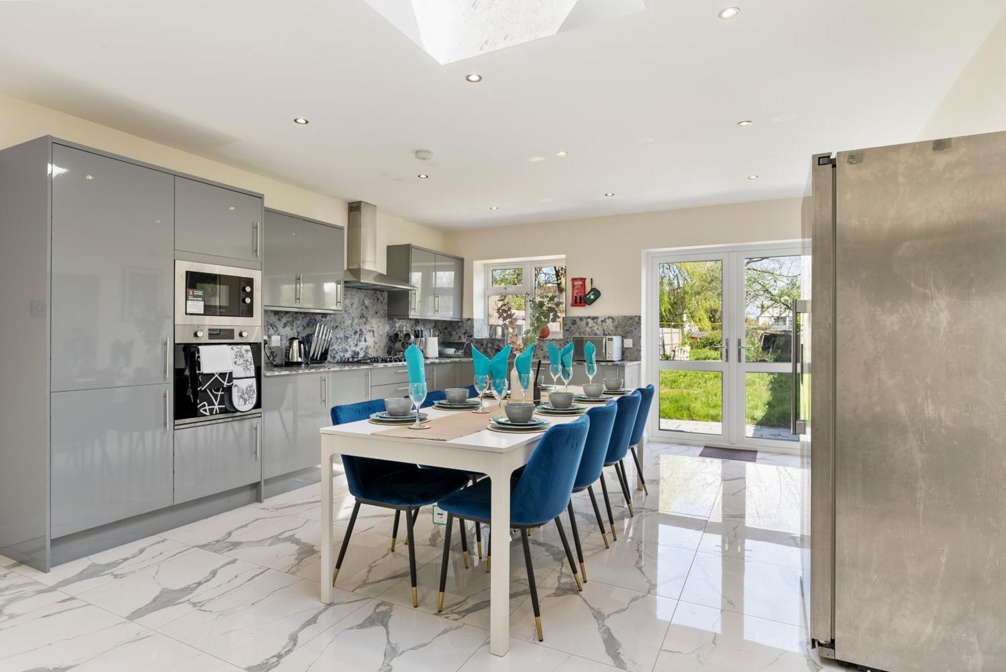 Stylish Wembley Gem - Parking -Sleeps 14 London Exterior photo