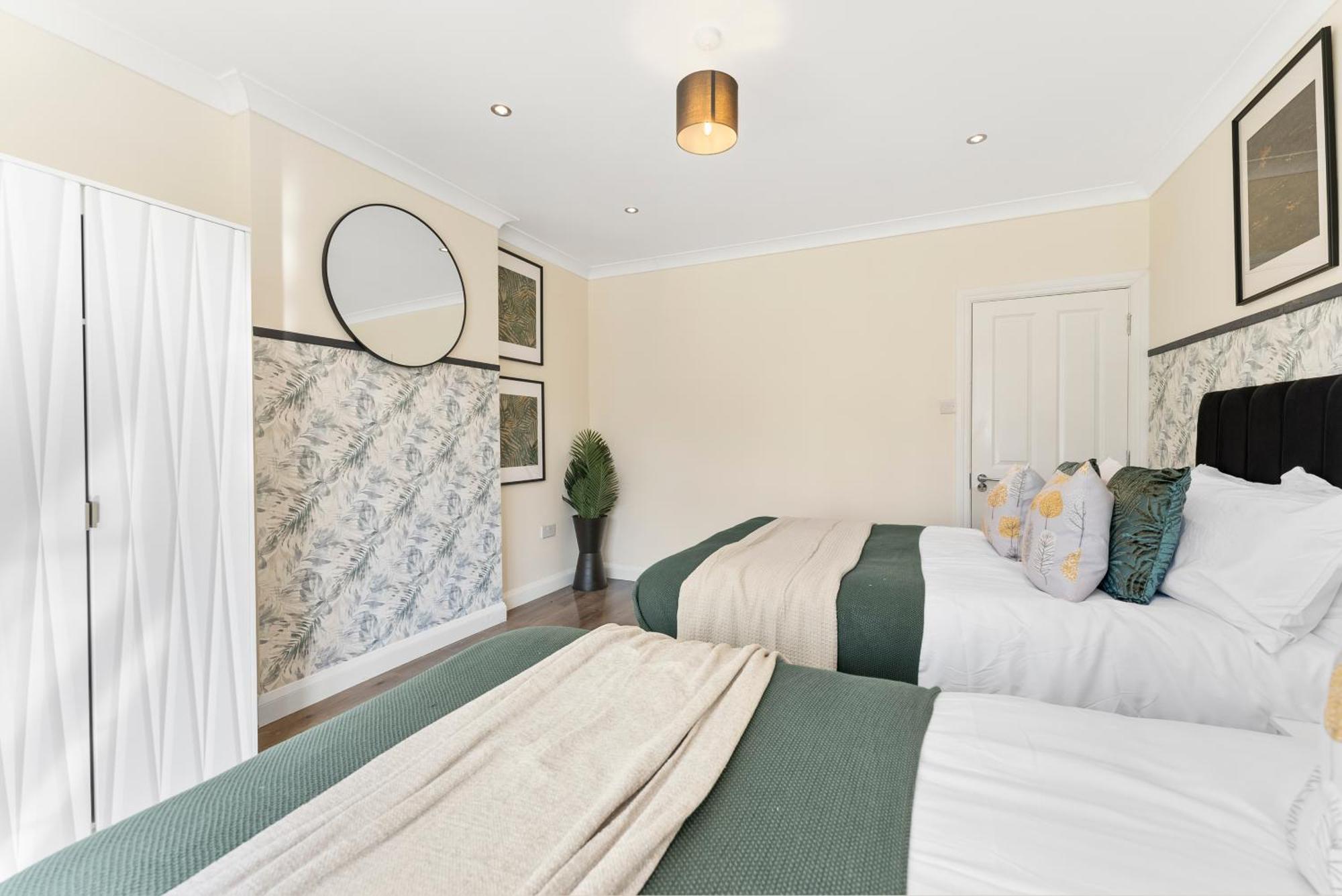Stylish Wembley Gem - Parking -Sleeps 14 London Exterior photo