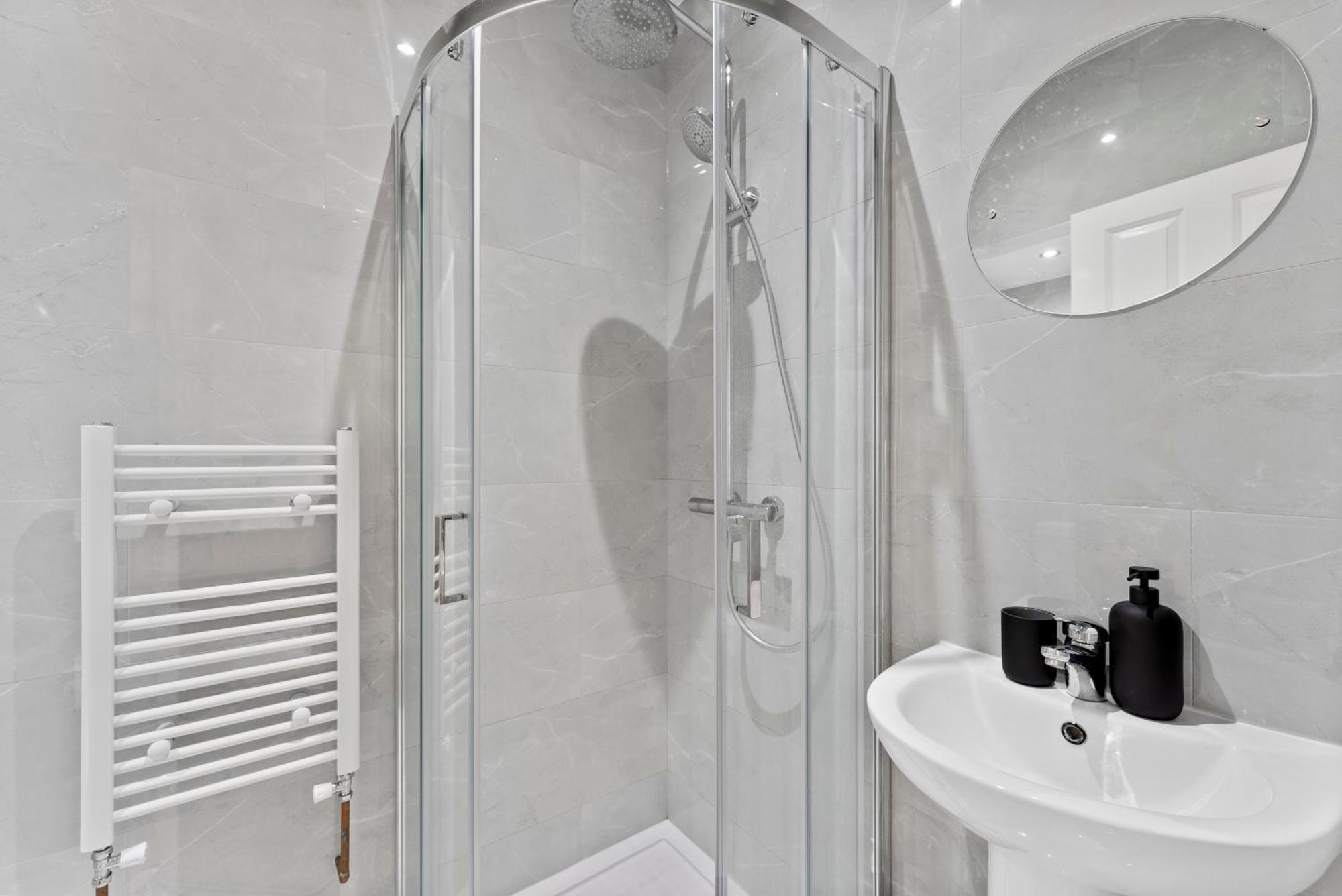 Stylish Wembley Gem - Parking -Sleeps 14 London Exterior photo