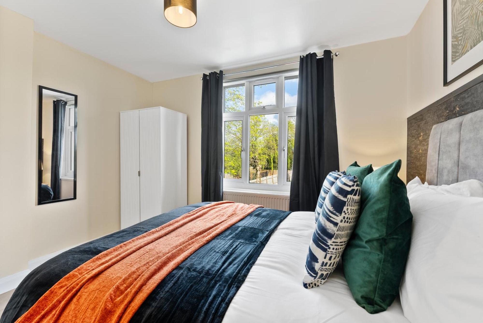 Stylish Wembley Gem - Parking -Sleeps 14 London Exterior photo