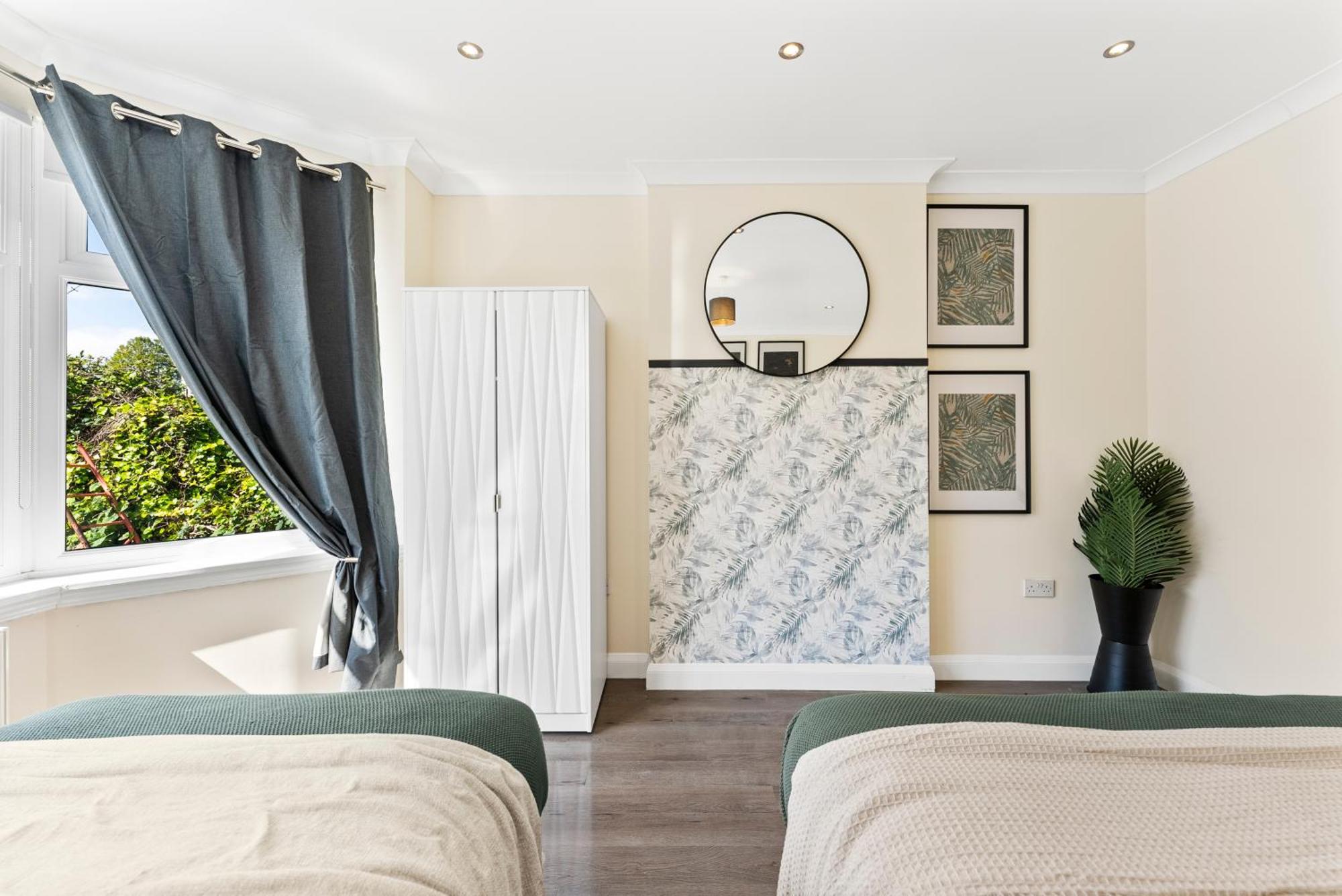 Stylish Wembley Gem - Parking -Sleeps 14 London Exterior photo