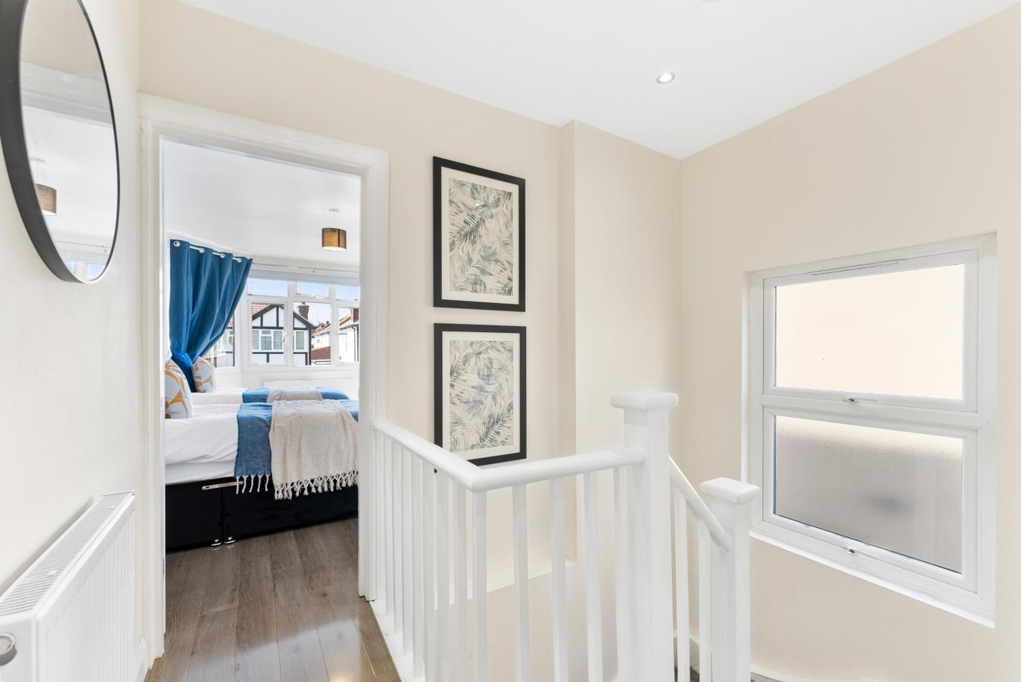 Stylish Wembley Gem - Parking -Sleeps 14 London Exterior photo