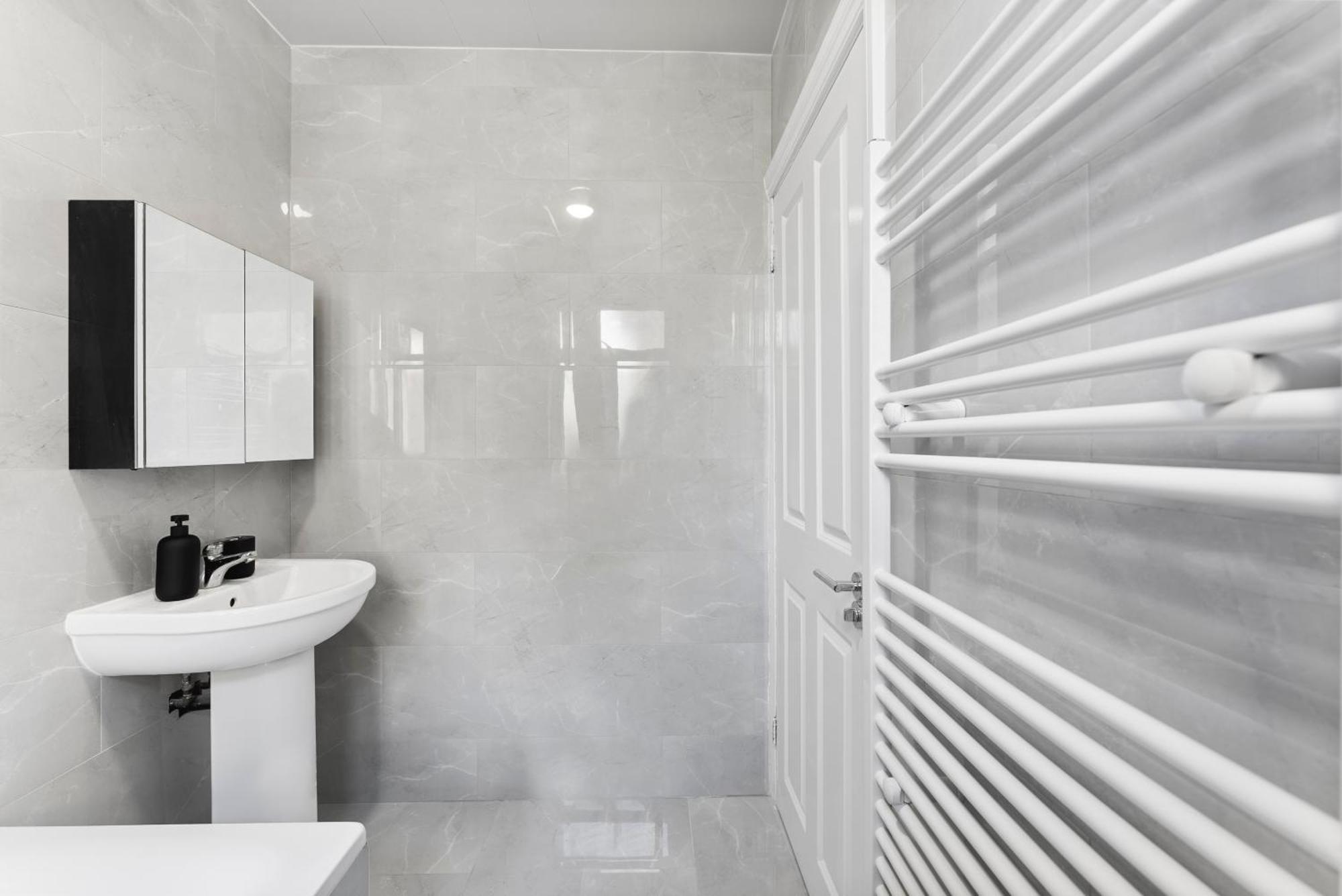 Stylish Wembley Gem - Parking -Sleeps 14 London Exterior photo