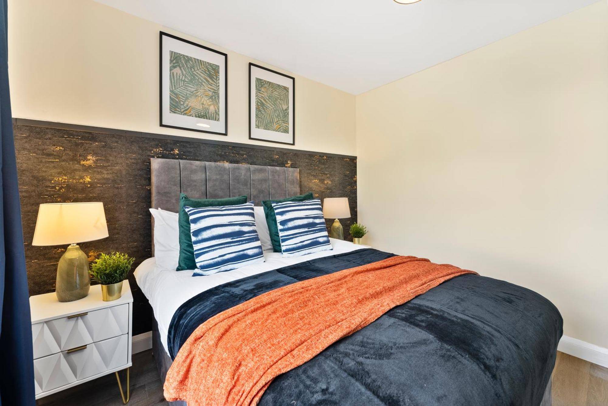 Stylish Wembley Gem - Parking -Sleeps 14 London Exterior photo