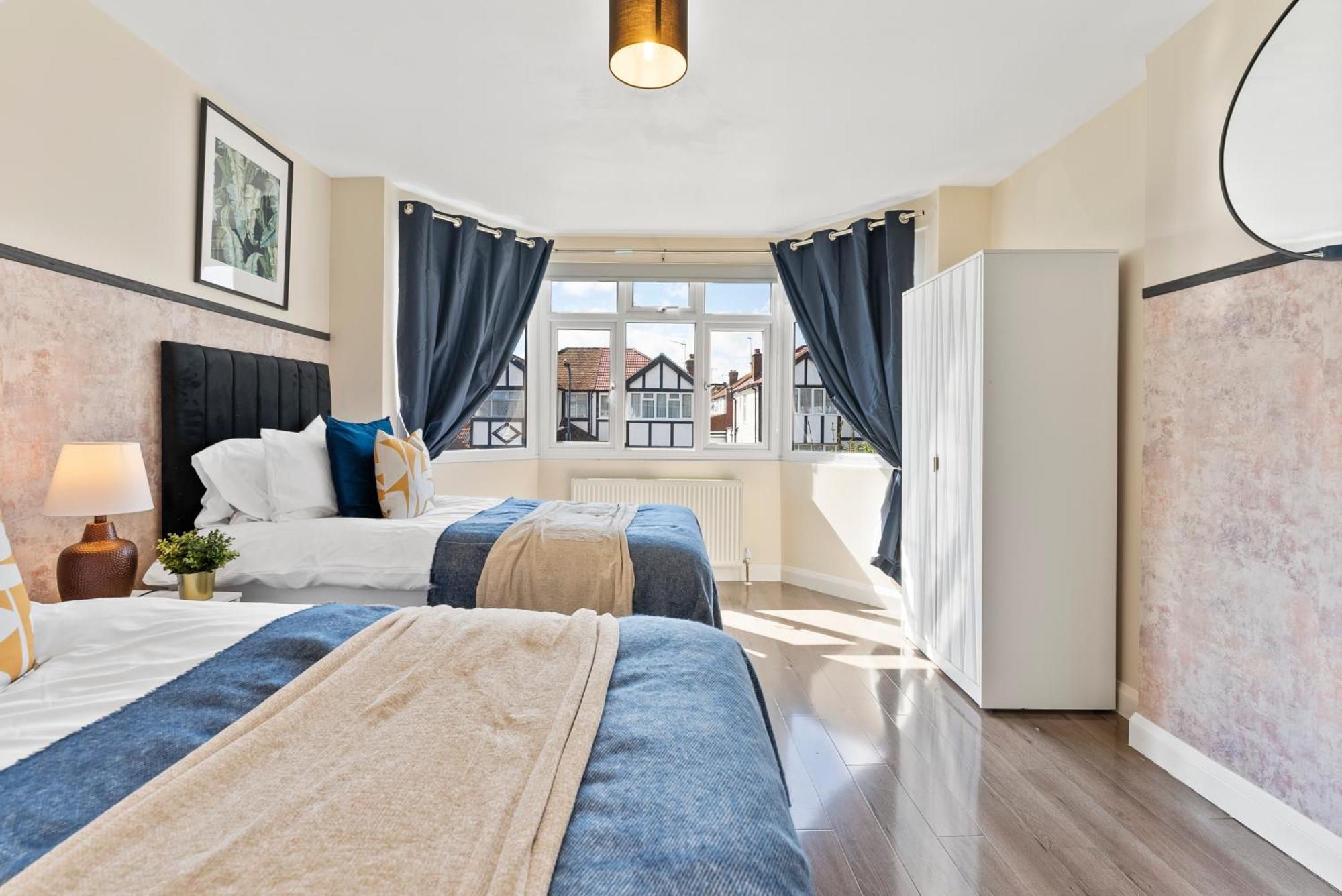 Stylish Wembley Gem - Parking -Sleeps 14 London Exterior photo