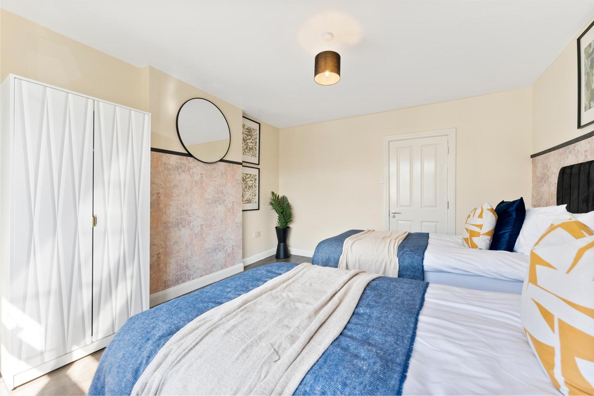 Stylish Wembley Gem - Parking -Sleeps 14 London Exterior photo