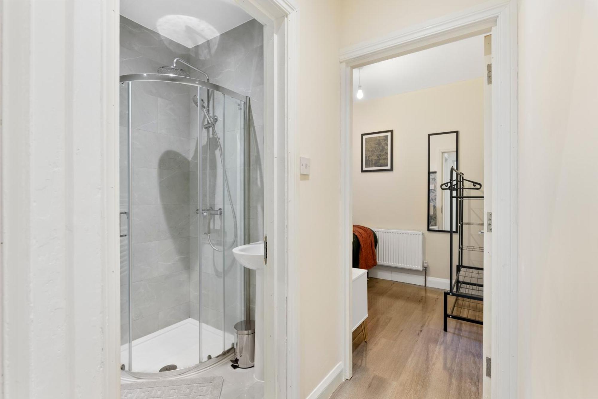 Stylish Wembley Gem - Parking -Sleeps 14 London Exterior photo