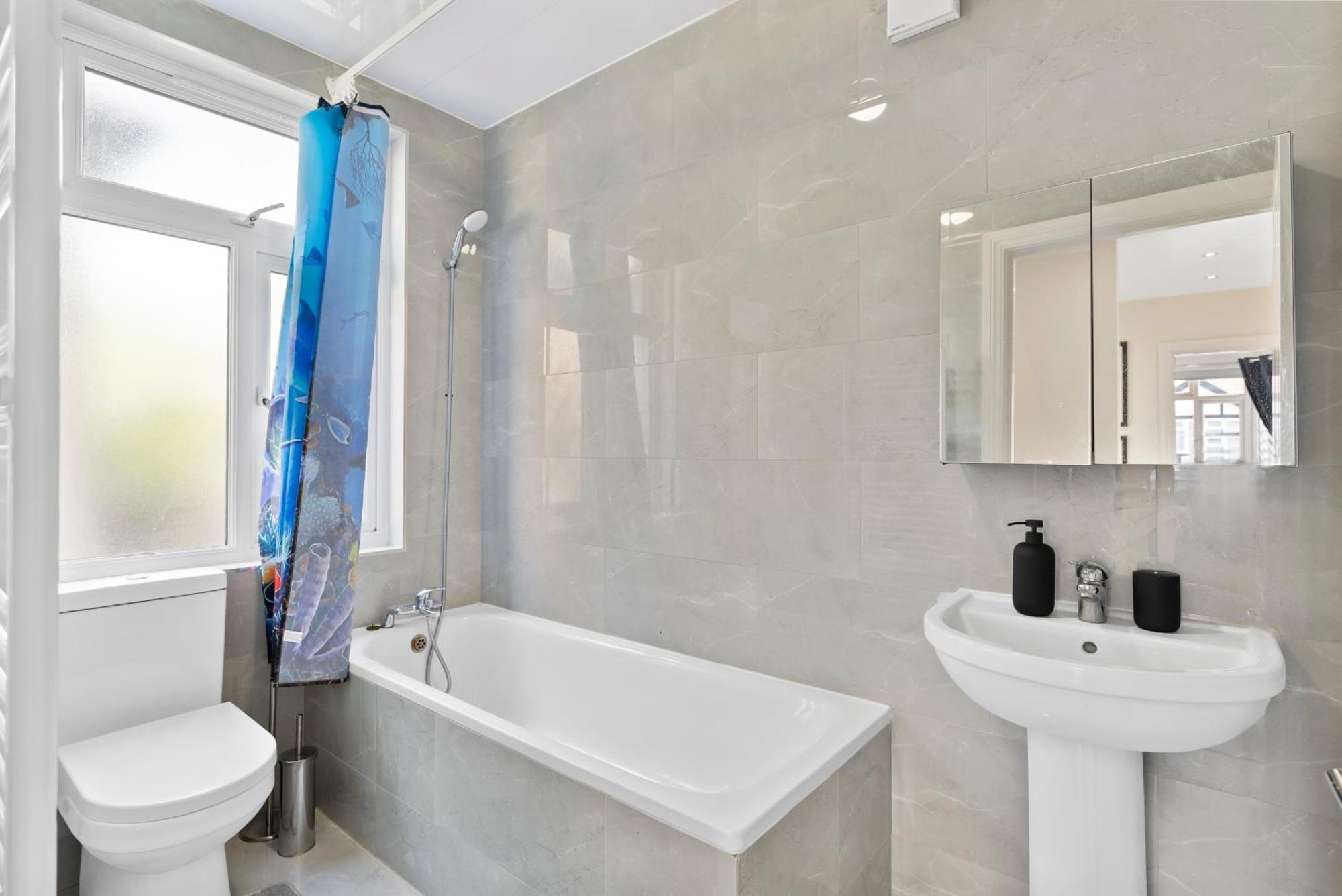 Stylish Wembley Gem - Parking -Sleeps 14 London Exterior photo