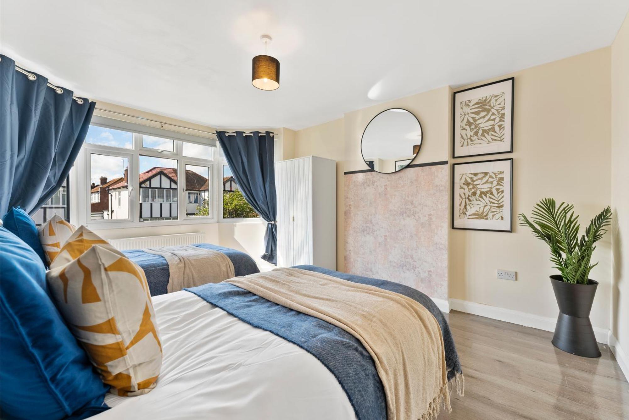 Stylish Wembley Gem - Parking -Sleeps 14 London Exterior photo
