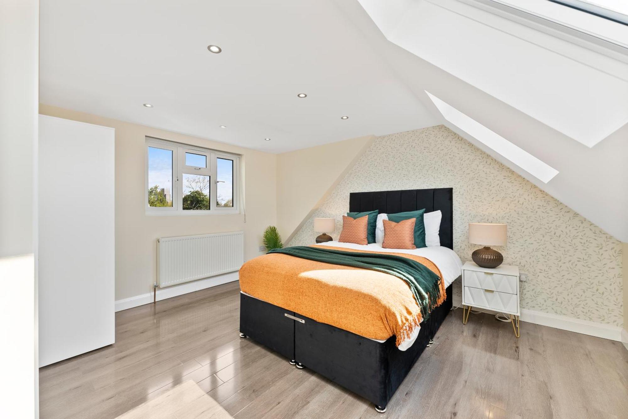 Stylish Wembley Gem - Parking -Sleeps 14 London Exterior photo