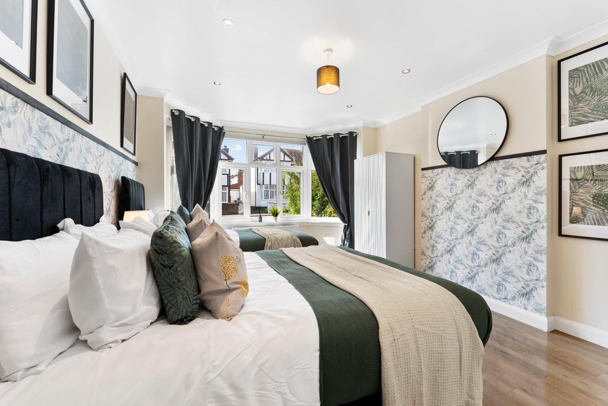 Stylish Wembley Gem - Parking -Sleeps 14 London Exterior photo
