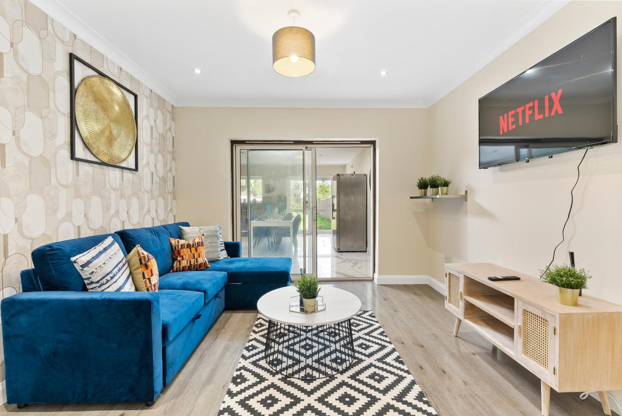 Stylish Wembley Gem - Parking -Sleeps 14 London Exterior photo