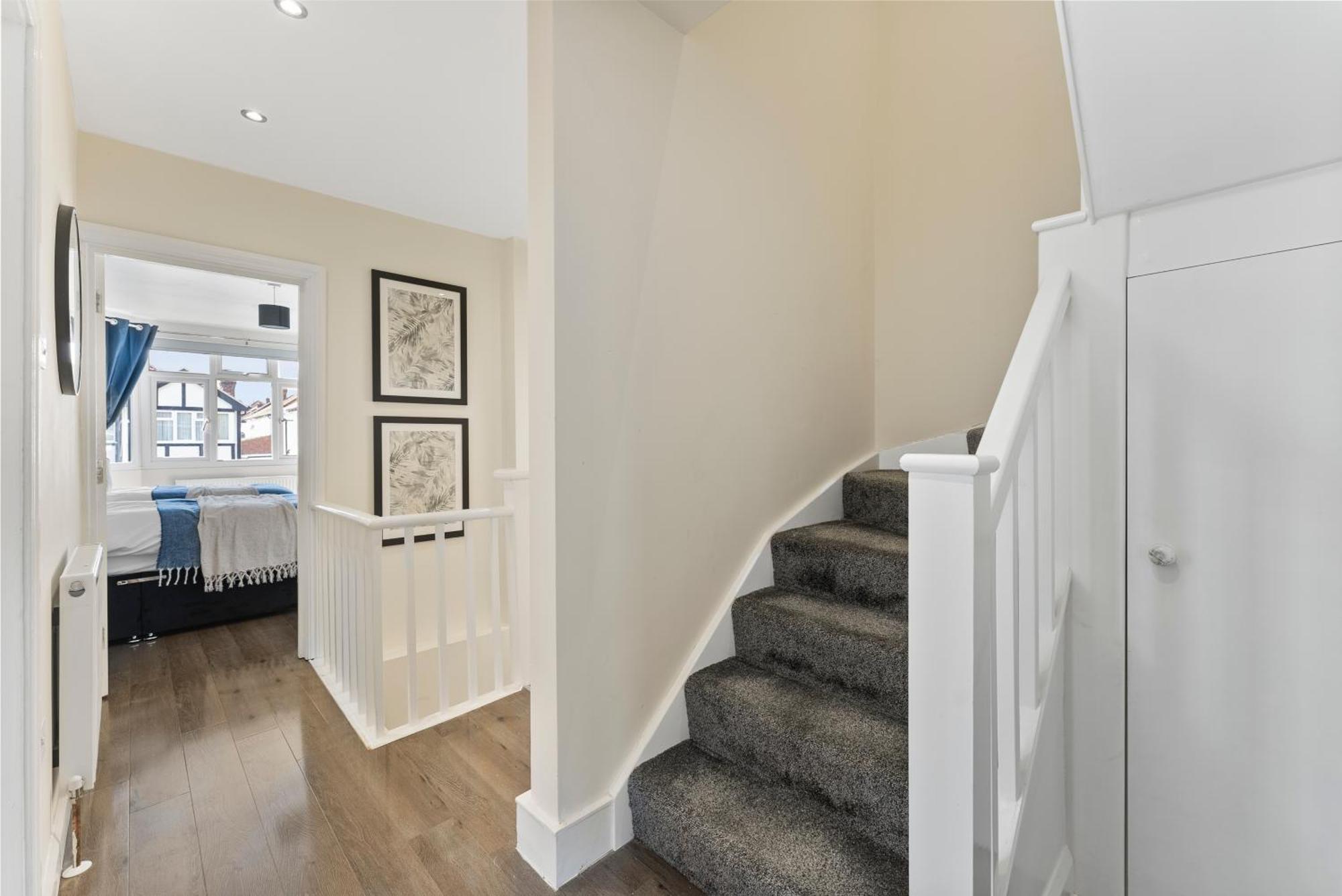 Stylish Wembley Gem - Parking -Sleeps 14 London Exterior photo