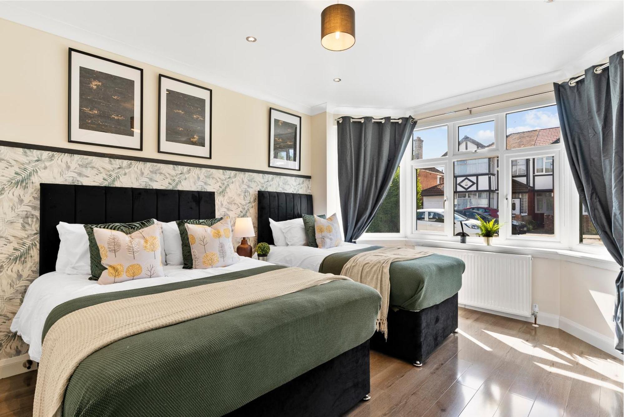 Stylish Wembley Gem - Parking -Sleeps 14 London Exterior photo